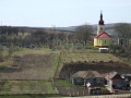 Biserica si cimitirul